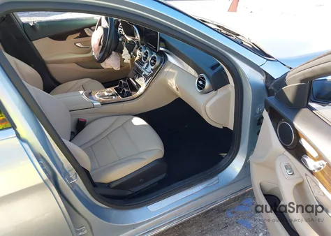 2018 Mercedes-Benz C 300 z USA, uszkodzony, nr VIN 55SWF4JB3JU247935